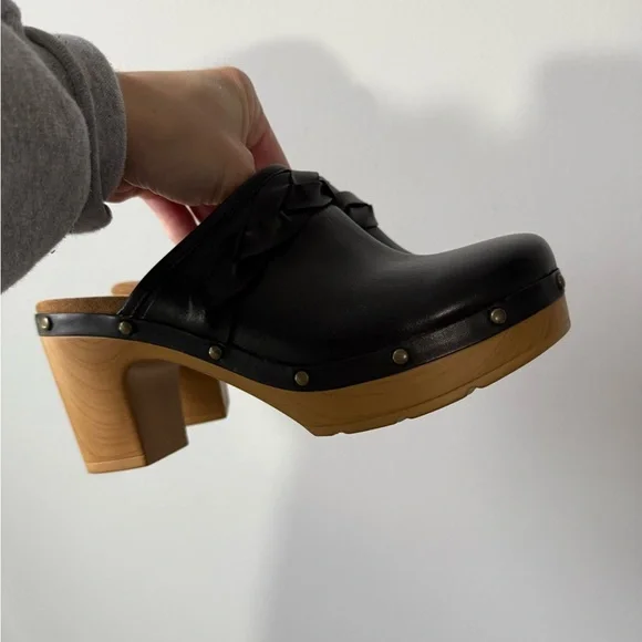 Clark’s Artisan Ledella Meg Black Leather Clogs Mule Heels Wooden Heel Size 6